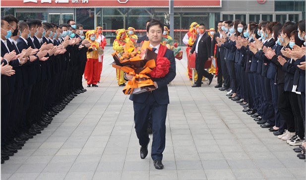 集团举行了隆重的劳模欢送仪式,集团党委第一书记,董事长李黑记,集团