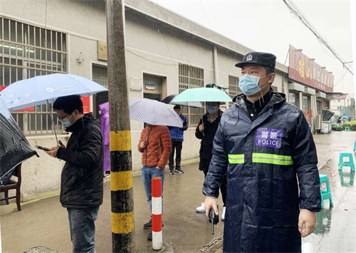 雨中警察图片