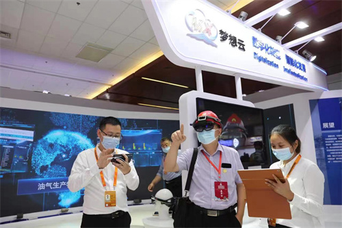 由中国石油自主研发的全球首款工业级5G防爆AR智能头盔“梦镜”亮相服贸会。张旭 摄