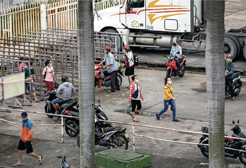 19 越南胡志明市，当地正准备上岗的工人。