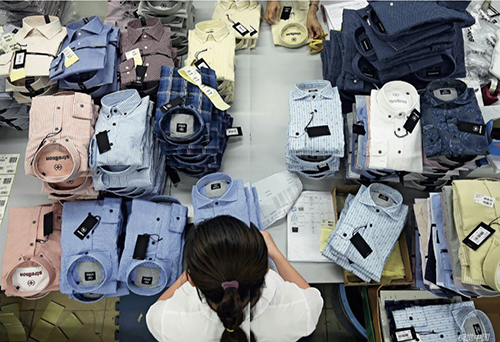 18越南河内一家工厂的工人正在生产服装