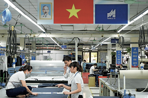 38 越南河内一家工厂的工人正在生产服装