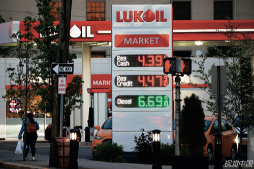 104当地时间2022年5月11日，美国新泽西州，当地的一个加油站前显示的油价。
