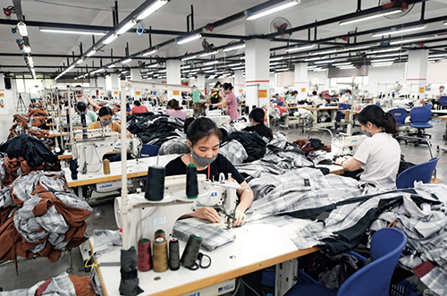 越南河内一工厂的工人正在生产运动品牌服装
