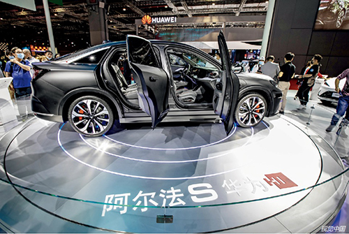 28 上海车展，极狐汽车、华为汽车系统，合作推出的阿尔法S 华为HI 版汽车。