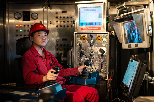 中国石油川庆90011钻井队司钻正在操作钻机进行钻井作业