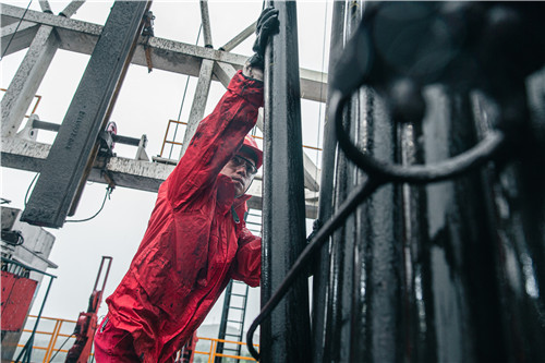 中国石油川庆90011钻井队正进行起下钻作业