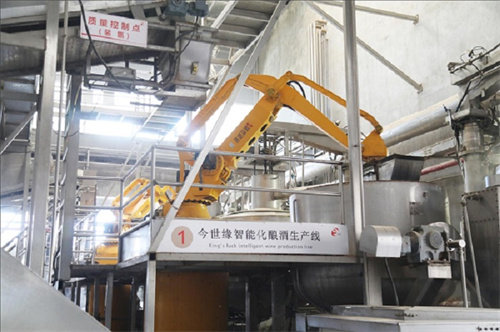 2,智能化酿酒机器人在装甑