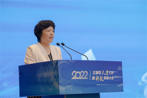 2,江都区委书记朱莉莉在大会致辞 (郁兴 摄)