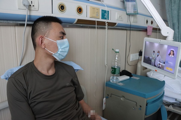 陆医大新桥医院探智慧医疗官兵体验专业服务延伸床边