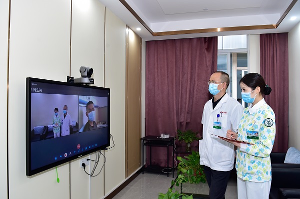 据新桥医院宋彩萍副院长介绍,智慧病房床旁系统中的云查房的运用