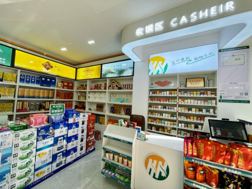 个多月的改造升级,走进店铺就让人眼前一亮,"金叶便利"的标识随处可见