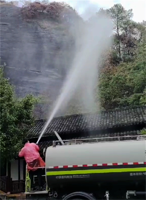 消防车在景区进行喷水作业