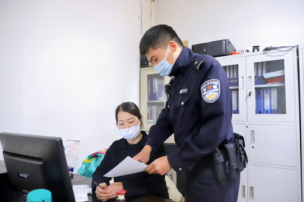 1,城西派出所民警提醒企业财务人员谨防电信网络诈骗 ( 蒋宛辰 摄)