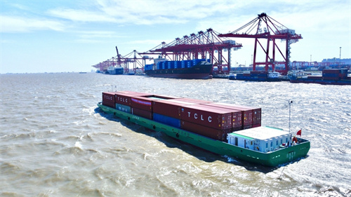 全国首艘120标箱纯电动内河集装箱船“江远百合”轮首航