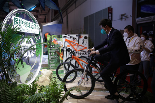 迪卡侬在进博会全球首发生态设计山地自行车新品（肖翊摄影）