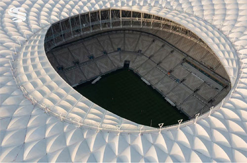 从高空俯瞰卢赛尔体育场的索网屋面，像一颗颗钻石连接而成。