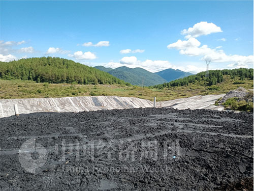 坐落在秀山县大山中的一个大型锰渣堆放区 《中国经济周刊》记者 石青川 _ 摄
