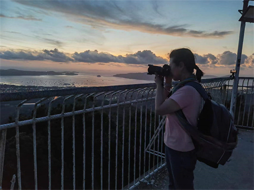 2月7日，周卫红正在拍摄普吉岛美景。（受访者供图）