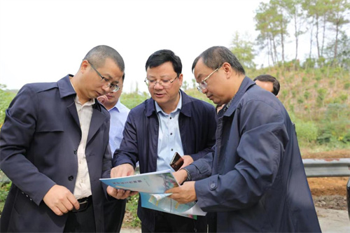 (广西柳州城中区委书记宋军(中)进村开展调研工作.