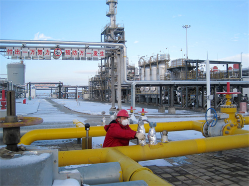 中国石油新疆油田玛河气田员工正在天然气处理站外输区调节参数。白祺琪 胡新章