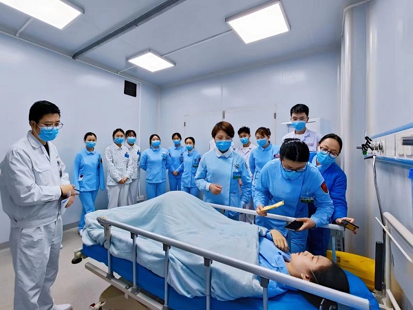 陆医大新桥医院急诊护士"换位"体验当患者 做"精专业,有温度"的护理