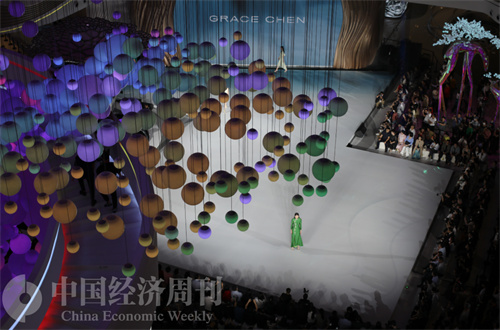4月10日晚，消博会时装周在海南海口举行开幕秀。中国高级时装品牌GRACE CHEN携《漫卷诗书·激荡风华》中国古典文学精粹系列逾50套作品亮相现场。