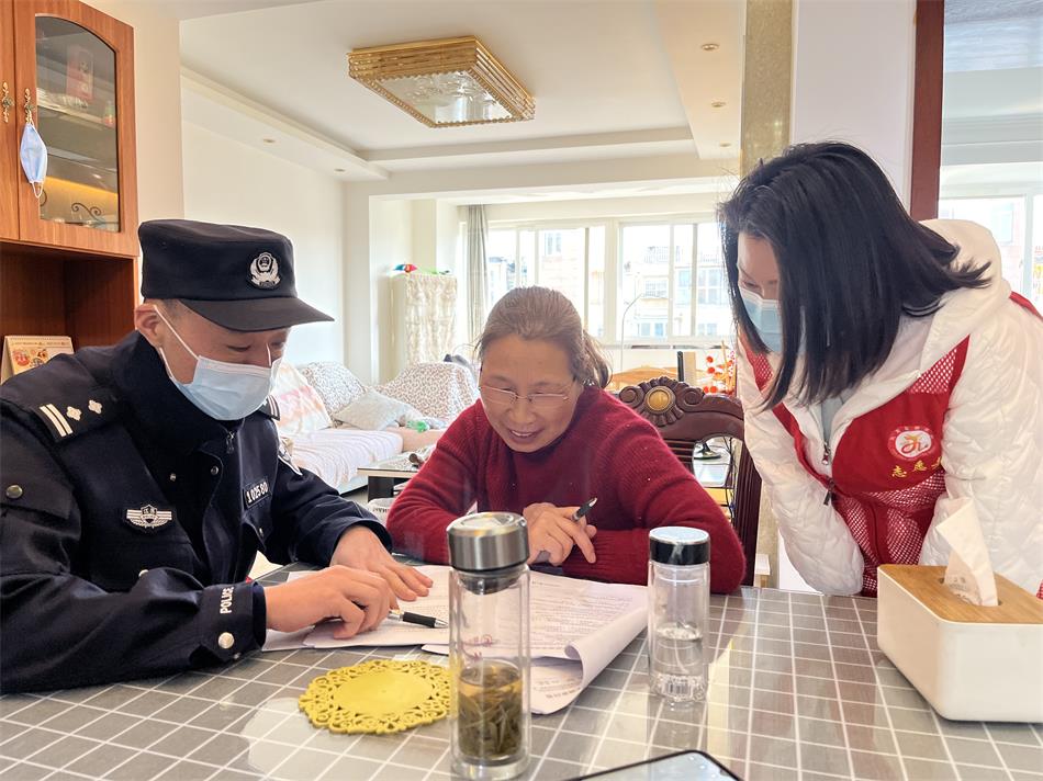 2,徐传祥与社区网格员警网联合敲门入户宣传反诈