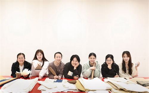 图2：江西省图书馆的古籍修复师已经增加到了7名，既有拥有20多年修复经验的老师，也有新进馆的“00后”