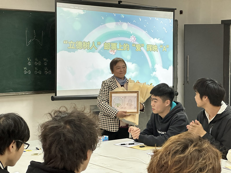 2、张粉英老师收到特殊礼物 （盛轶祖 摄）