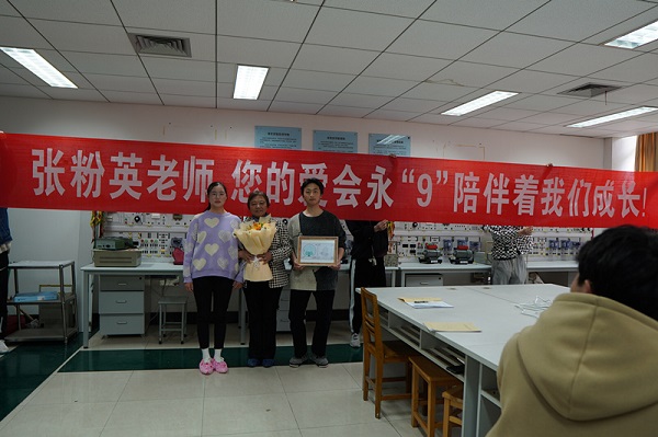 4、学生向张粉英老师献花 （盛轶祖 摄）