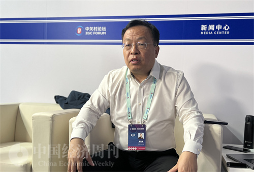 黄铁军接受采访(孙冰摄)