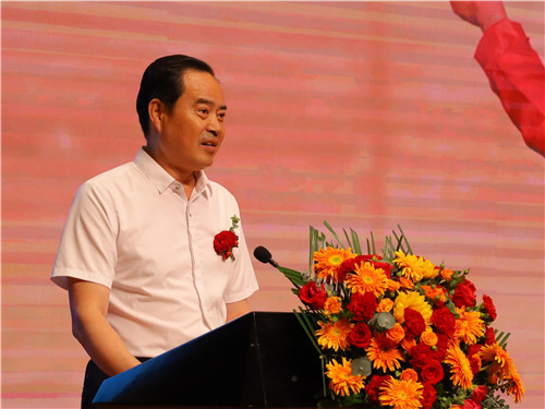 贾洪涛在致辞中说,今天开机的《谁不说俺家乡好》是国内首部反映两岸