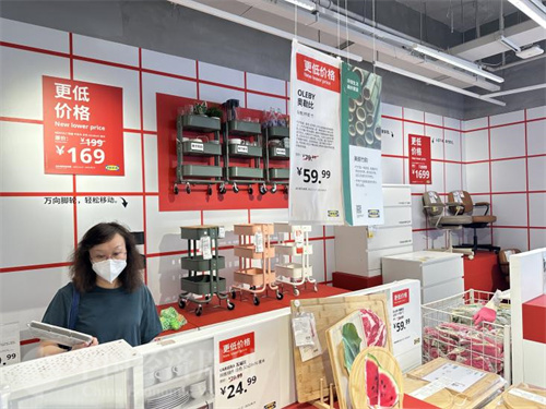 顾客在选购，降价力度不算大
