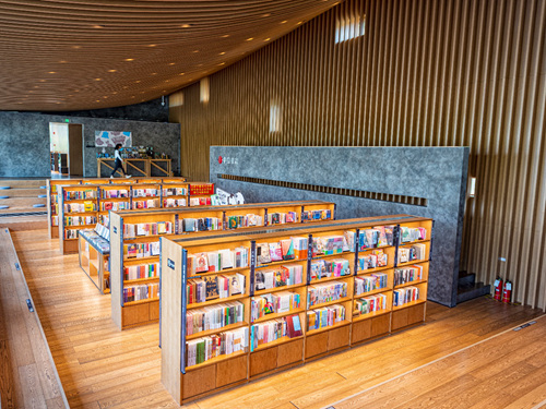 作为市民游客经常光顾的“网红”打卡地，位于兴隆湖畔的中信书店清早开门营业。刘杰摄